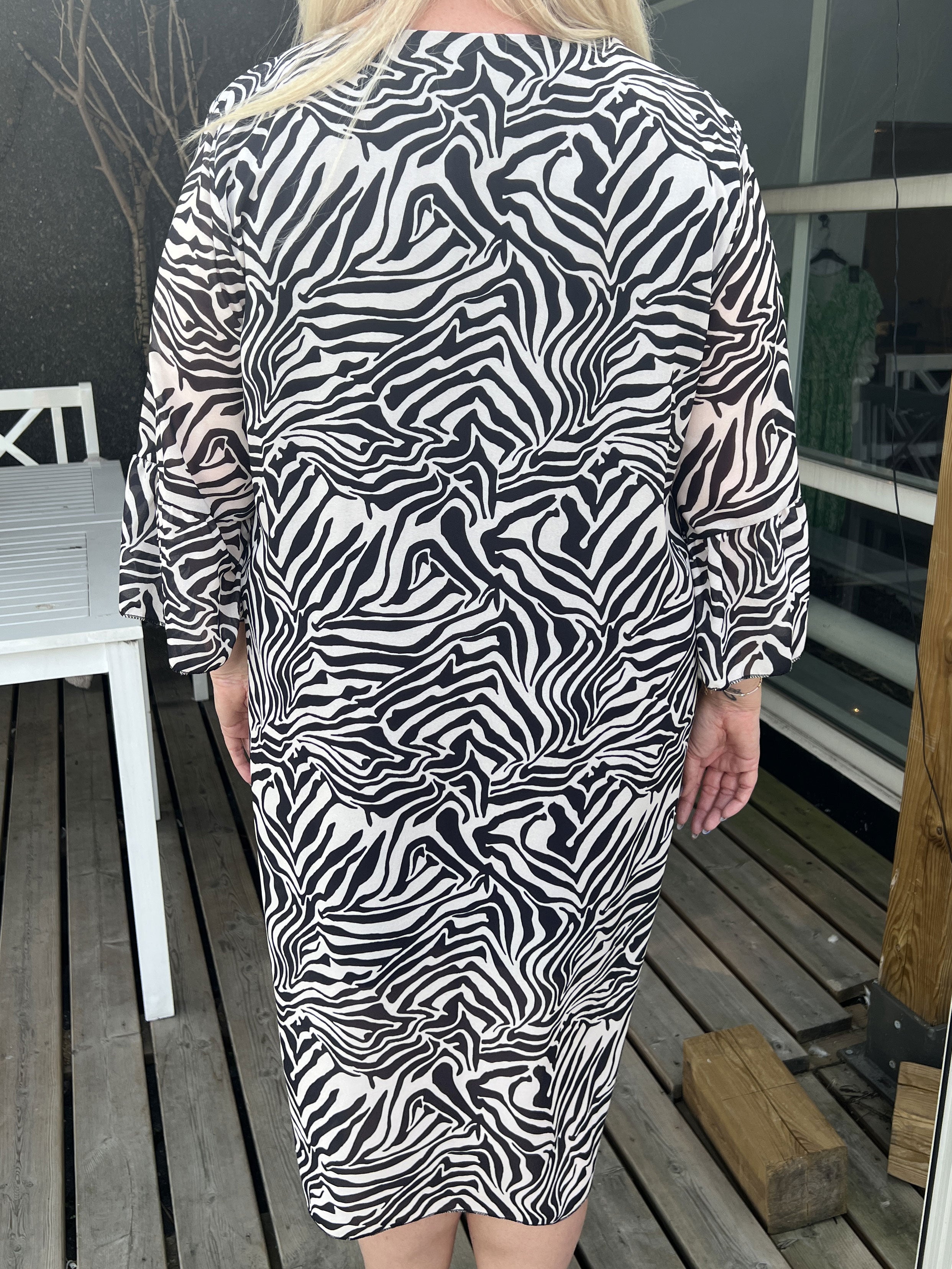 Olive - Zebramønstret kjole med fint ærme i plus size